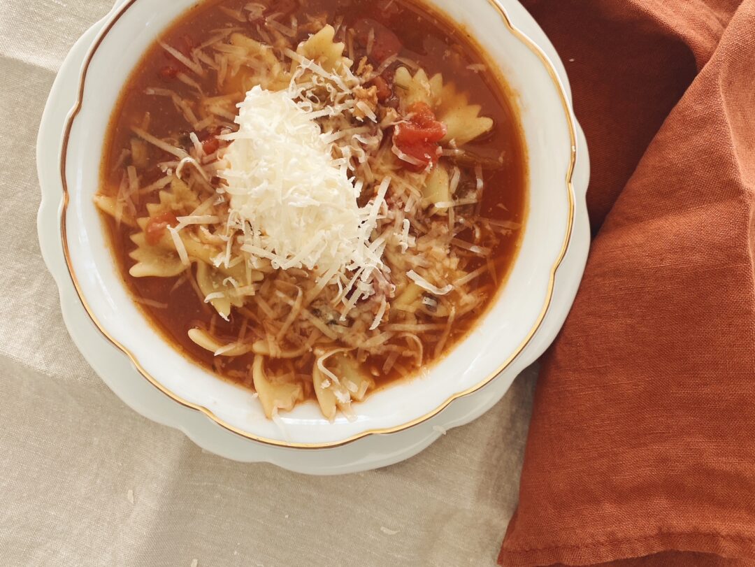 Lasagne-Suppe mit Ricotta und Parmesan, von oben fotografiert in einer weissen Schüssel mit Goldrand