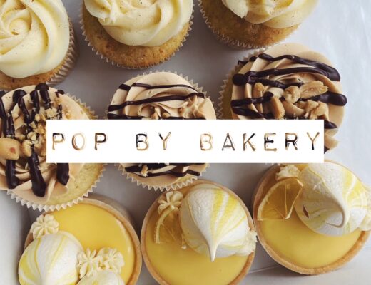 Cupcakes und Tartelettes von oben fotografiert mit dem Schriftzug Pop by Bakery versehen