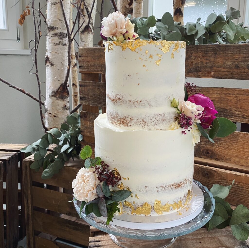 Zweistöckiger Semi Naked Cake mit Frischblumen und Blattgold von boumbelle